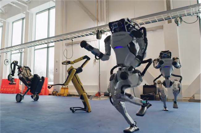《波士顿动力智能机器人组队跳舞视频爆火，埃隆马斯克表明有点儿“慌”》