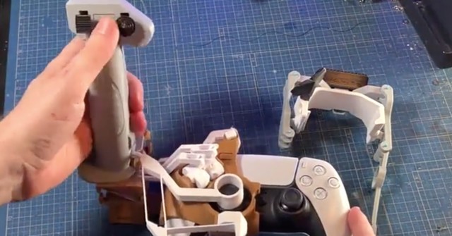 《一人就可以两人成形 输油管高手用3D打印出自做一只手操纵PS5摇杆》