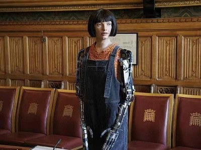 《长相没谁了！仿生机器人第一次在英国议会现身》