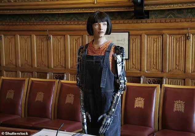 《长相没谁了！仿生机器人第一次在英国议会现身》