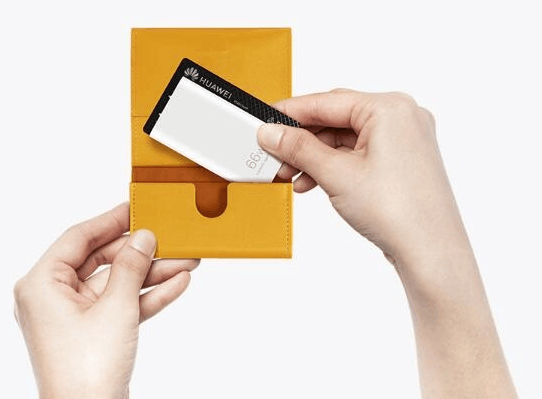 《华为发布高科技信用卡充电头：66W快速充电仅1公分薄厚》